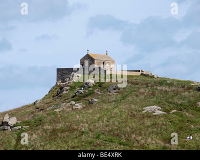 Chapelle de St Nicholas St Ives Cornwall UK sur colline avec vue sur mer à côté de la plage de Porthmeor Banque D'Images