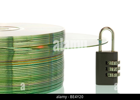Pile de CD avec un lecteur CD et un cadenas, image symbolique pour assurer la confidentialité des données Banque D'Images