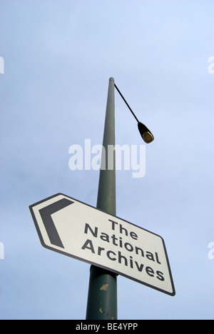 Gauche signe pour les archives nationales de Kew, au sud-ouest de Londres, Angleterre Banque D'Images