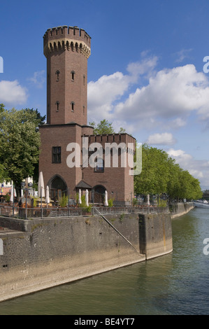 La Tour Malakoff, le logement du pignon à queue" électro-hydraulique du pont tournant au Rheinauhafen devant le chocolat Museu Banque D'Images