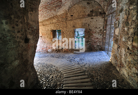 Détail d'angle d'un donjon en pierre d'un château médiéval en Italie. Banque D'Images