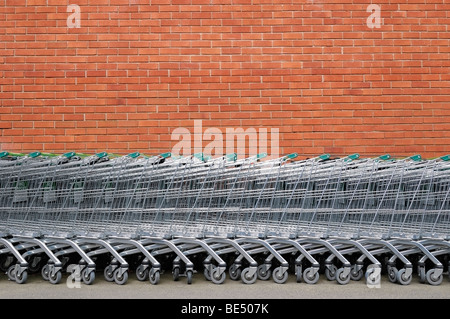 Chariots à l'extérieur d'un supermarché. Banque D'Images