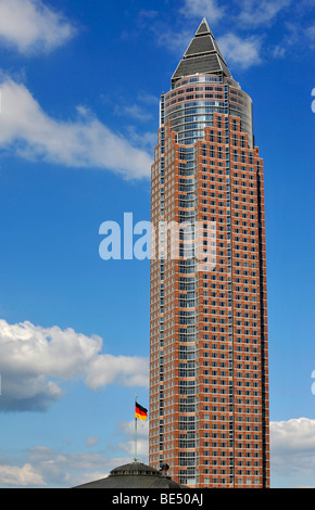 Messeturm et drapeau allemand sur la Festhalle, Frankfurt am Main, Hesse, Germany, Europe Banque D'Images