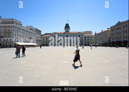 Piazza dell'Unita d'Italia square avec le palais Palazzo Pitteri, Municipio et Palazzo Stratti palace, Trieste, le Frioul, l'Italie, de l'Union européenne Banque D'Images