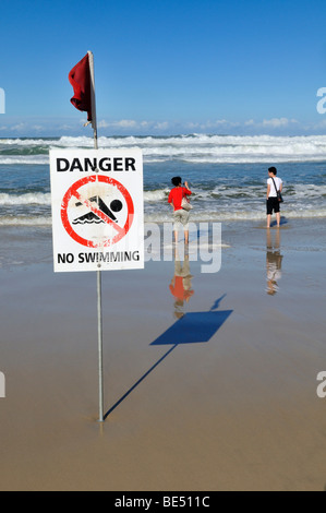 Lifeguard panneau d'avertissement avec les touristes sur la plage de Surfers Paradise, Gold Coast, Queensland, Australie Banque D'Images