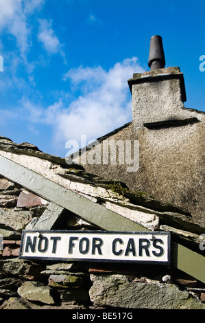 "Pas pour les voitures" signe sur le chemin de Grasmere à Easdale Tarn, Cumbria, Royaume-Uni Banque D'Images