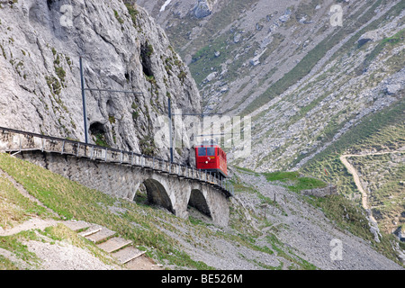 Avec 48 pour cent de la plus forte pente cog railway dans le monde ferroviaire, sur le Mont Pilatus près de Lucerne, Suisse, Europe Banque D'Images