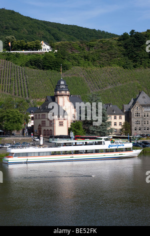 Un bateau d'excursion sur la rivière Moselle Bernkastel-Kues, Moselle, Rhénanie-Palatinat, Allemagne, Europe Banque D'Images