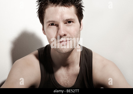 Dark-haired young man, portrait Banque D'Images