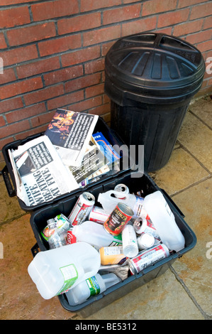 Collecte des déchets domestiques, des déchets séparés montrant pour re -vélo , bac Bac en plastique et les déchets ménagers Banque D'Images