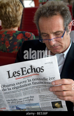 L'homme la lecture d'un journal de langue française à Nice, France. Banque D'Images