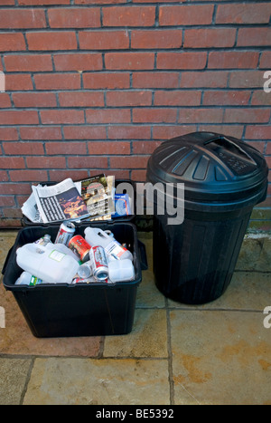 Collecte des déchets domestiques, des déchets séparés montrant pour re -vélo , bac Bac en plastique et les déchets ménagers Banque D'Images