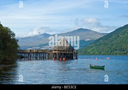 Le Centre écossais sur le Loch Tay Crannog près de Kenmore Ecosse comme vu à partir de la rive est du loch avec Ben Lawers lointain Banque D'Images