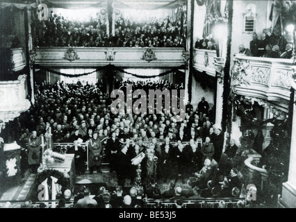 Acte d'état dans l'église Garnisonskirche, Potsdam, Adolf Hitler parlant, Hindenburg assis en face de lui, historique phot Banque D'Images