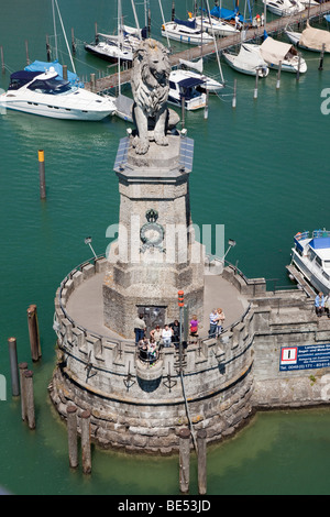Lindau, Bavière, Allemagne, Europe. Vue aérienne de la statue de Lion bavarois à l'entrée du port sur le lac de Constance (Bodensee) Banque D'Images