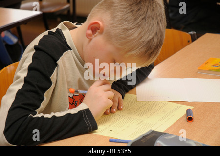 Écolier, 10 ans, lors d'un examen Banque D'Images