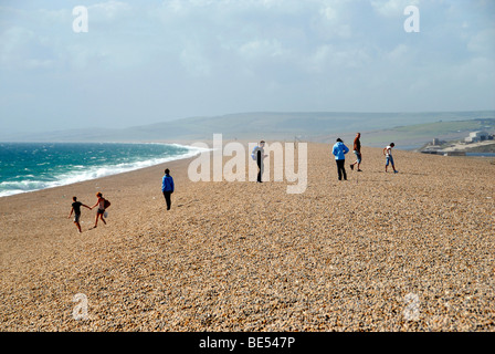 Les visiteurs de Chesil Beach ou une banque de Chesil Beach barrière bardeaux partie de côte jurassique Dorset UK Banque D'Images