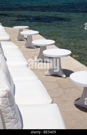 Tables et sièges blanc moderne à côté de la mer sur l'île de Paros, Grèce Banque D'Images