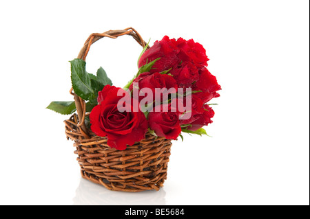 Panier de roses rouges isolated over white Banque D'Images