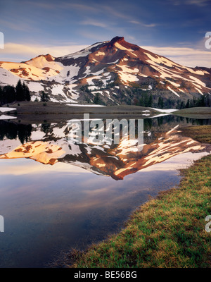 La lumière du matin sur les lacs du sud du vert Soeur, trois Sœurs désert Oregon USA Banque D'Images