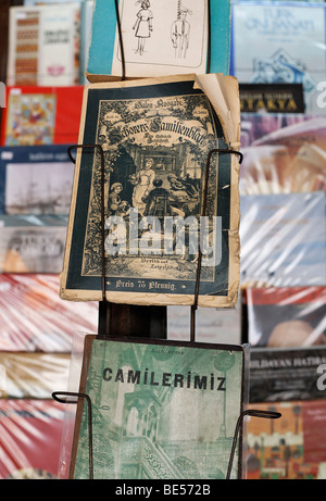 Librairie le magazine allemand du 19ème siècle, la famille Schorer, feuille affichée dans Book Bazaar, Place Beyazit, Istanbul, Tu Banque D'Images