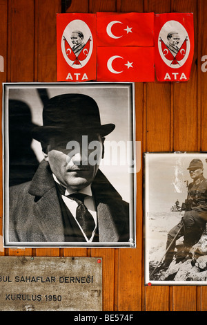 Portrait Photo de Mustafa Kemal Atatuerk, et la fondation de l'association des libraires sur un mur dans le book bazaar, Banque D'Images