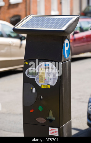 Distributeur de tickets de stationnement pour le stationnement sur rue alimenté par panneau solaire UK Banque D'Images