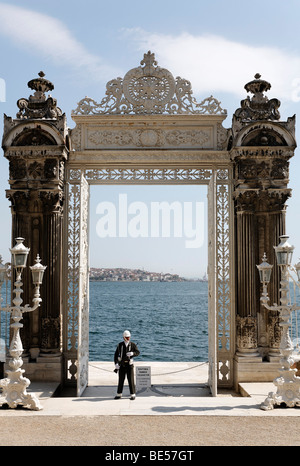 Entrée principale sur la rive du Bosphore, avec les gardiens, le Palais de Dolmabahçe, Besiktas, Istanbul, Turquie Banque D'Images