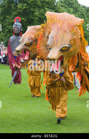 Lion géant au cours de marionnettes St Albans Albantide pèlerinage Banque D'Images