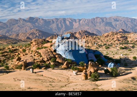 Roches Peintes dans le désert, Tafraoute, anti Atlas, Maroc Banque D'Images