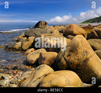 Blocs de couleur rouille lissée sur la rive de Martins Point où SS Ethie coula en 1919 Golfe du Saint-Laurent Océan Atlantique Terre-Neuve Canada Banque D'Images