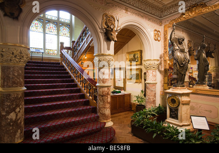 Royaume-uni, Angleterre, dans le Yorkshire, Keighley Cliffe Musée du Château, la famille Butterfield vitrail on staircase Banque D'Images