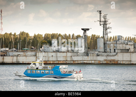 Bateau touristique et navire de guerre dans le port de Lorient, Bretagne, France Banque D'Images