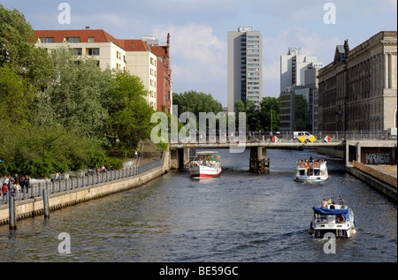 Nikolaiviertel avec rivière Spree, Berlin, Germany, Europe Banque D'Images