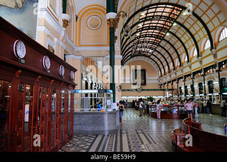 Bâtiment colonial français, l'interieur du bureau de poste principal, Saigon, Ho Chi Minh City, Vietnam, Asie Banque D'Images