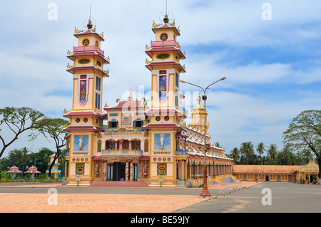 Vue extérieure du temple de Cao Dai, Tay Ninh, Vietnam, Asie Banque D'Images