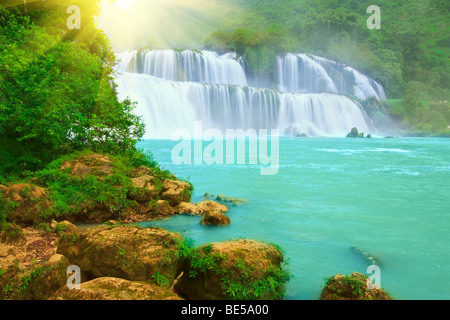 Detian ou le long de la chute d'eau de Ban Gioc conseil vietnamiens et chinois. Banque D'Images
