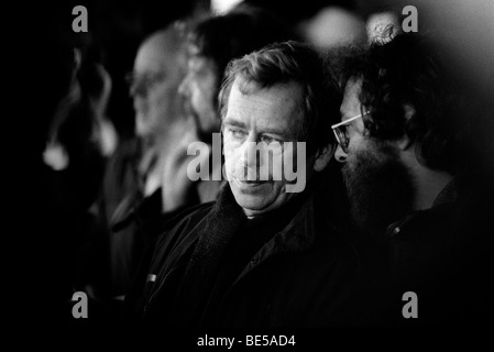 Vaclav Havel lors d'un rassemblement au cours de manifestations de Prague qui ont conduit à l'effondrement du communisme. La Tchécoslovaquie Novembre 1989 Banque D'Images