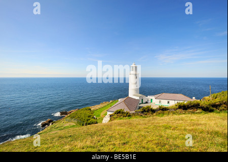 Le phare sur la côte de Trevose Head sur la côte nord des Cornouailles, Angleterre, Royaume-Uni, Europe Banque D'Images