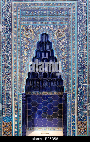 Karaman-Mihrab, sol carrelé magnifiquement la pièce dans le Thermes de Cinili pavilion, le musée archéologique, le palais de Topkapi, Istanbul, Turquie Banque D'Images