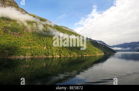 Paysage de Fjord dans le fjord de Geiranger, Norvège, Scandinavie, dans le Nord de l'Europe Banque D'Images