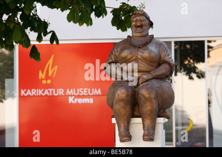 Sculpture en bronze de Manfred Deix en face de la caricature Karikaturmuseum museum, l'art de mille dans la région de Wachau, Krems, Aus Banque D'Images