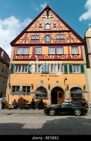 Magasins, restaurants, maisons à colombages, rue Herrngasse, Rothenburg ob der Tauber, Bavaria, Germany, Europe Banque D'Images