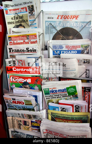 Les journaux de langue française en kiosque à l'aéroport de Nice, France. Banque D'Images