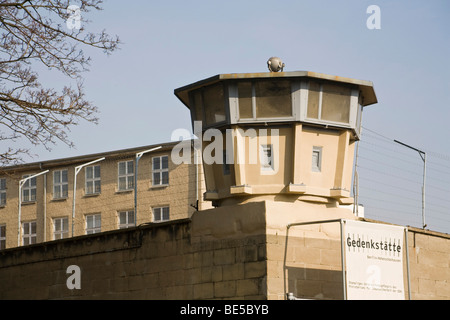 Tour d'observation et mur de la prison de barbelés, Berlin-Hohenschoenhausen memorial, ancienne prison de la RDA en R Banque D'Images