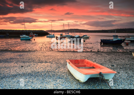 Tôt le matin dans le port de Rhos avec les bateaux en attente de la marée en Rhos on Sea, Colwyn Bay, Pays de Galles, Royaume-Uni Banque D'Images