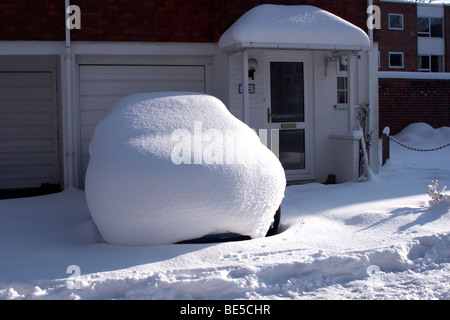 Parking couvert de neige sur une allée Banque D'Images