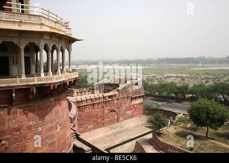 La musamman burj au Fort Rouge à Agra, Inde, où Shah Jehan a été tenu prisonnier après avoir construit le Taj Mahal. Banque D'Images