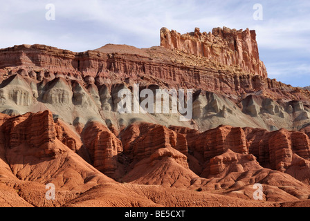 Le Castle Rock, formation de grès rouge et gris, de haut en bas, Wingate, et la Formation de Chinle Moenkopi, Capitol Reef Nat Banque D'Images