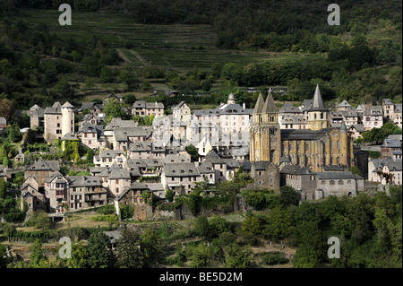 La colline historique village de Conques, France Banque D'Images